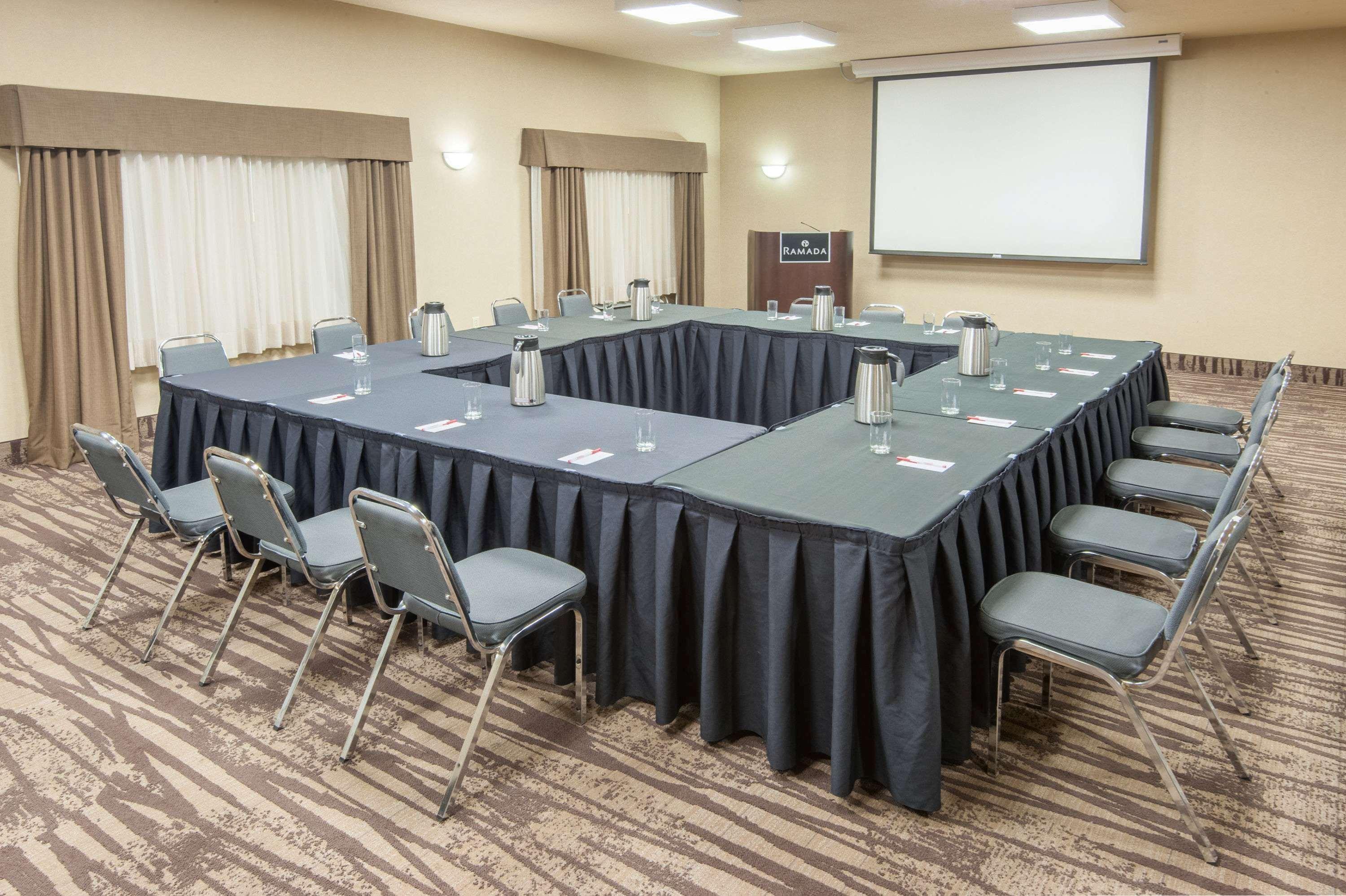Ramada By Wyndham Drumheller Hotel & Suites Ngoại thất bức ảnh