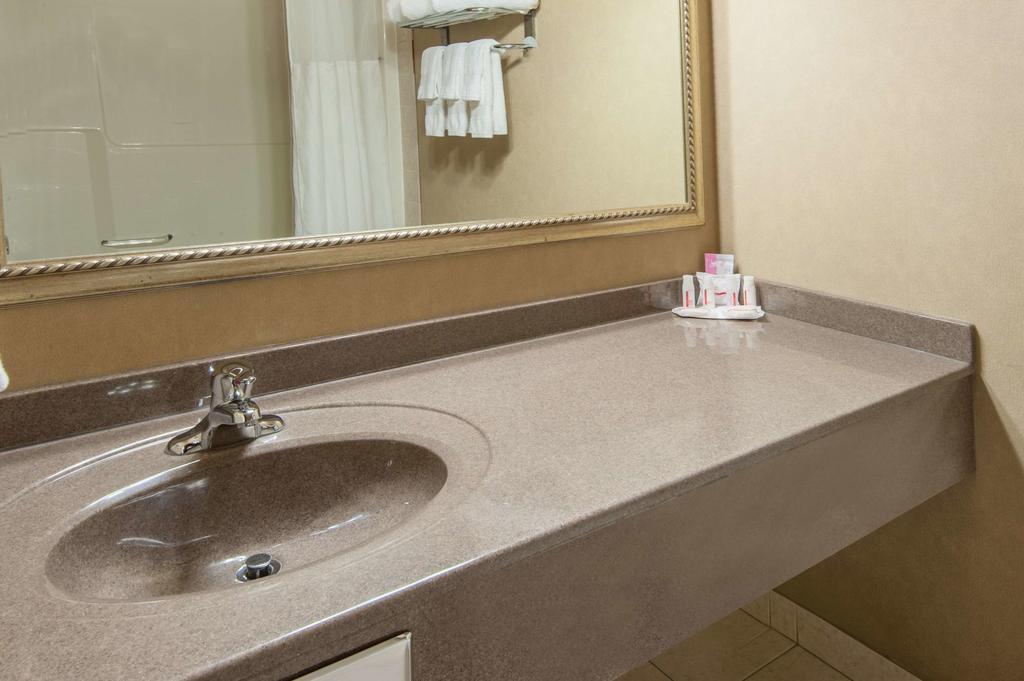 Ramada By Wyndham Drumheller Hotel & Suites Ngoại thất bức ảnh